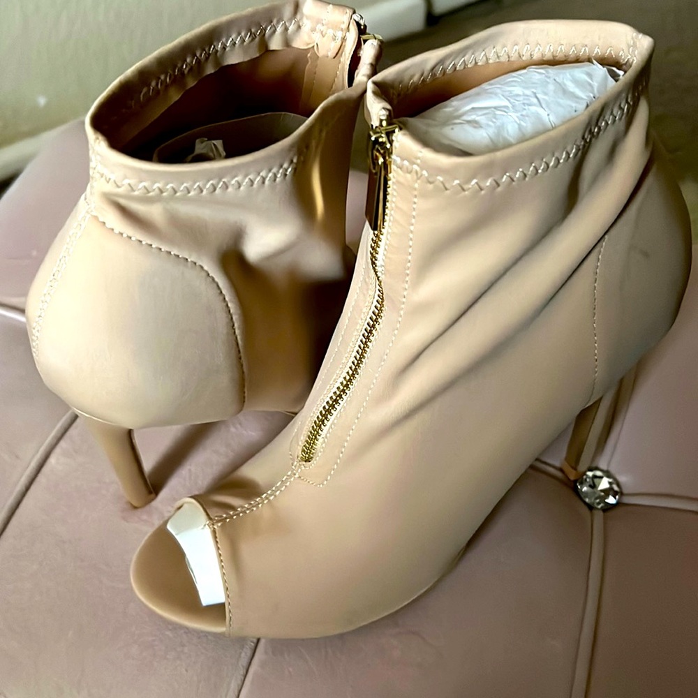 excellent condition rarely used size 9 but fits a size 8, 8.5!!